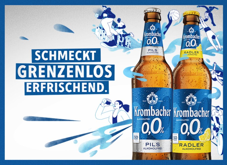 Zwei Flaschen Krombacher 0,0% Pils und Radler stehen im Vordergrund. Der Hintergrund zeigt den Text SCHMECKT GRENZENLOS ERFRISCHEND.