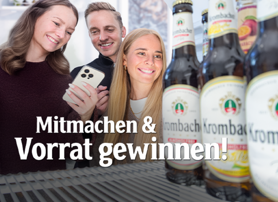 Vier Personen stehen vor einem Kühlschrank, im Vordergrund mehrere Flaschen Krombacher, Text 'Mitmachen & Vorrat gewinnen'.