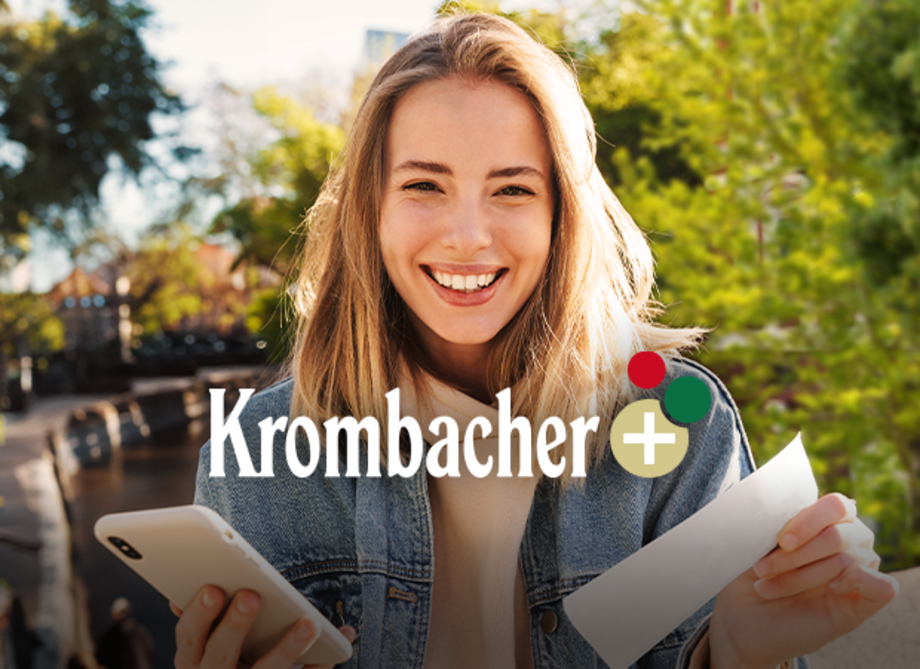 Eine Junge Frau mit blonden Haaren hält ein Smartphone und ein Blatt Papier in der Hand. Im Vordergrund steht Krombacher + in großer Schrift.