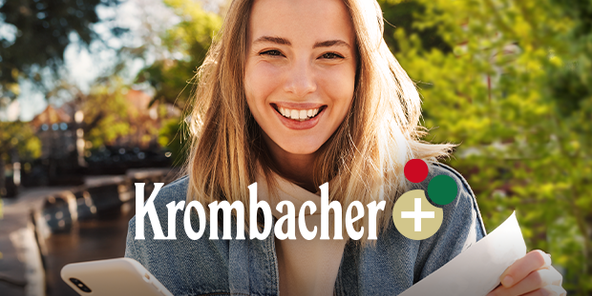 Eine Junge Frau mit blonden Haaren hält ein Smartphone und ein Blatt Papier in der Hand. Im Vordergrund steht Krombacher + in großer Schrift.