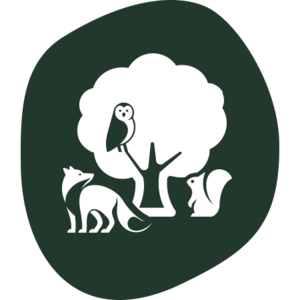 Symbol eines Baums mit einer Eule auf einem Ast, einem Fuchs links und einem Eichhörnchen rechts.