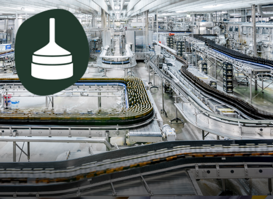 Fließbandanlage in einer modernen Fabrikhalle mit zahlreichen Förderbändern und Abfüllstationen.