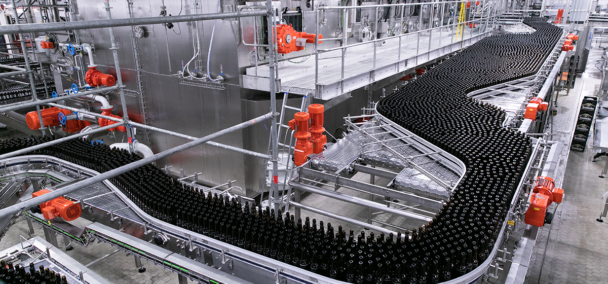 Fließband in der Krombacher Brauerei Abfüllung mit vielen Flaschen.