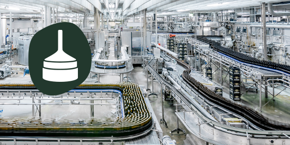 Fließbandanlage in einer modernen Fabrikhalle mit zahlreichen Förderbändern und Abfüllstationen.