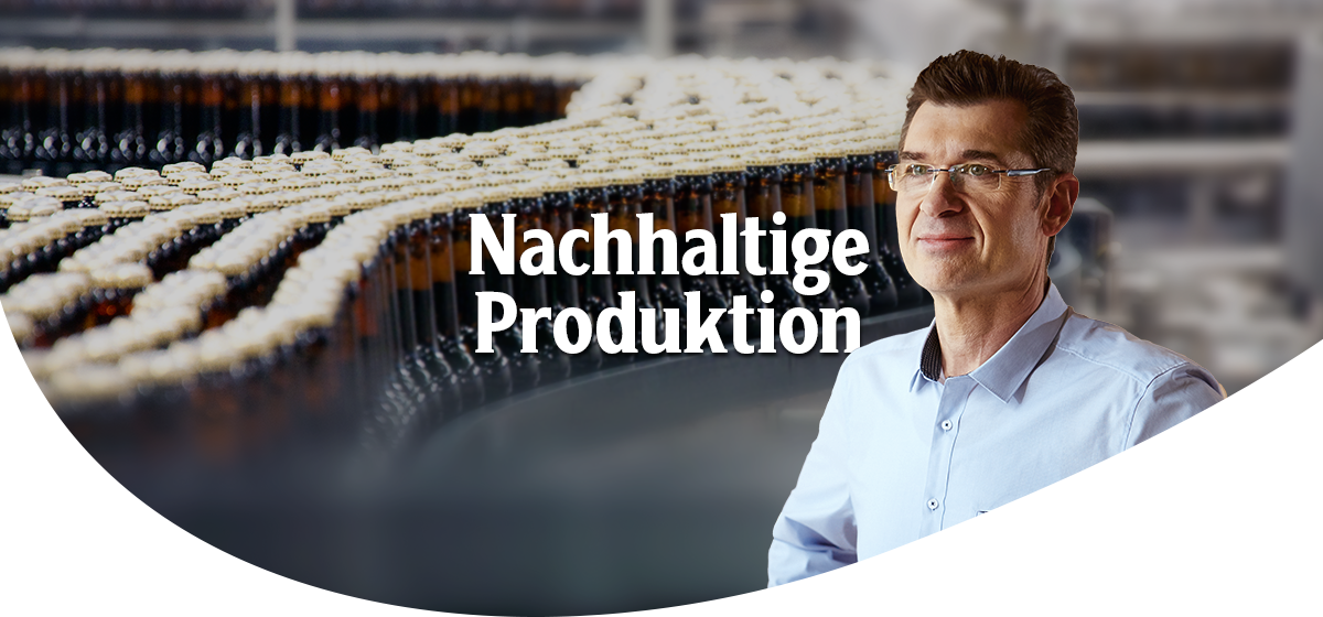Auf dem Bild ist Manfred Schmidt, Geschäftsführer der Produktion und Technik, in hellblauem Hemd vor einer Produktionslinie mit Flaschen, Headline: 'Nachhaltige Produktion'.