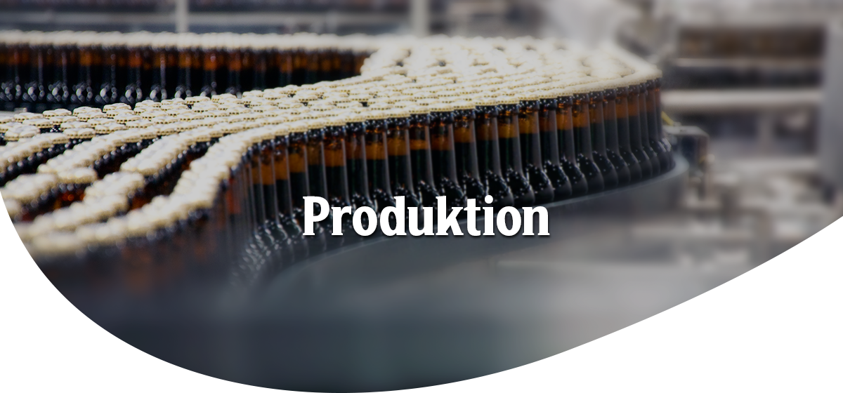 Produktion: Bierflaschen auf einem Förderband in der Abfüllanlage.