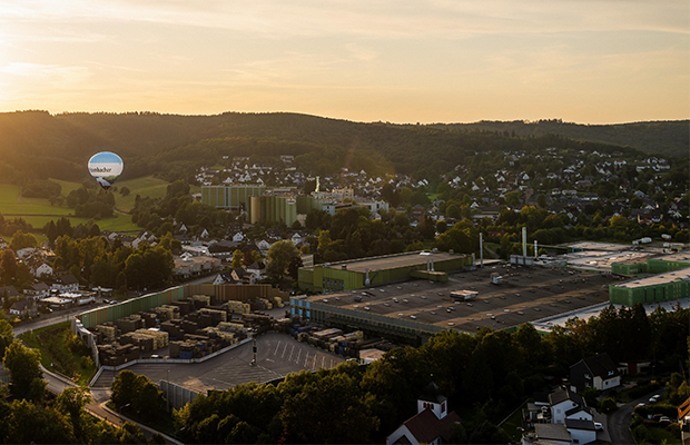 Luftaufnahme von der Brauerei bei Sonnenuntergang.