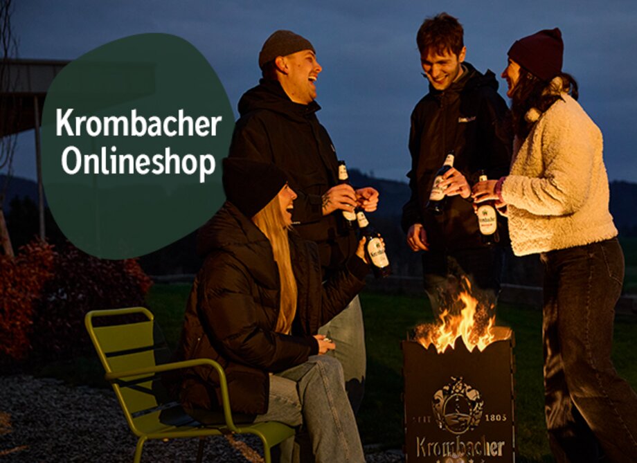Gruppe an Menschen vor einer Feuertonne mit einem Krombacher Logo.