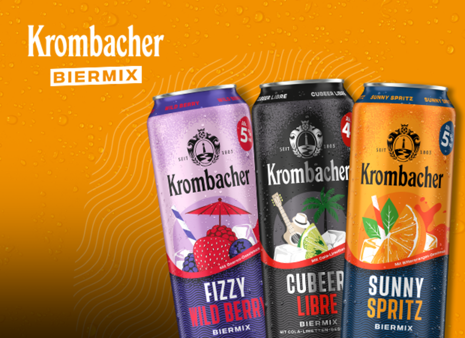 Drei Krombacher Biermix-Dosen in den Sorten Fizzy Wild Berry, Cubeer Libre und Sunny Spritz vor orangefarbenem Hintergrund