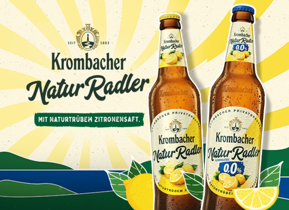 Zwei Flaschen Krombacher NaturRadler stehen vor einem gelben, strahlenden Hintergrund. Der Text Krombacher NaturRadler mit naturtrübem Zitronensaft ist sichtbar.