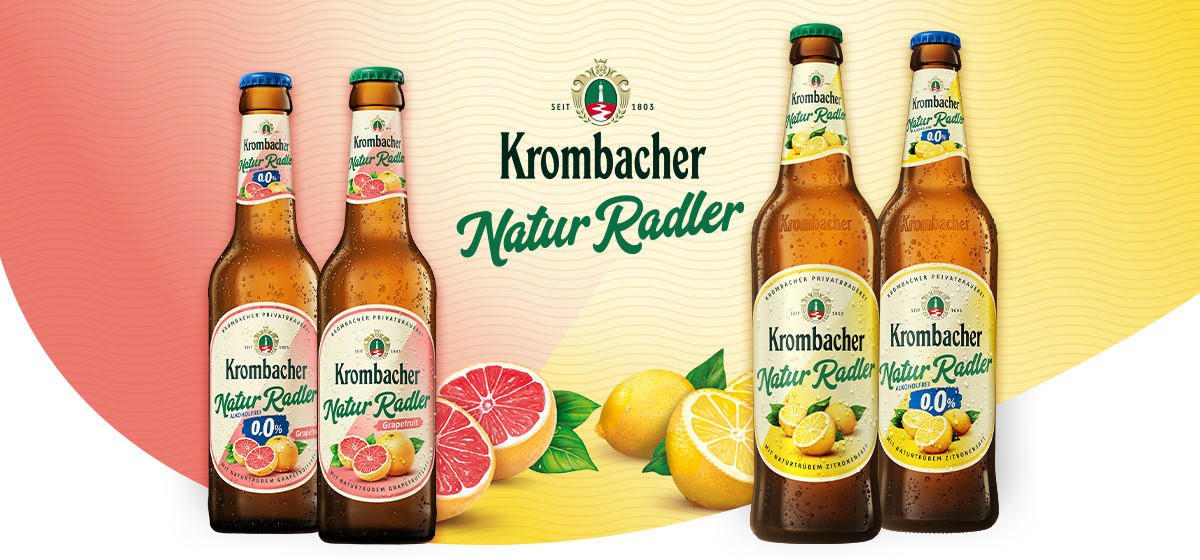 0,5l und 0,33l Flaschen Krombacher Naturradler und Naturradler o,0% in den Sorten Grapefruit und Zitrone mit Früchten vor gelben Hintergrund mit NaturRadler Logo.