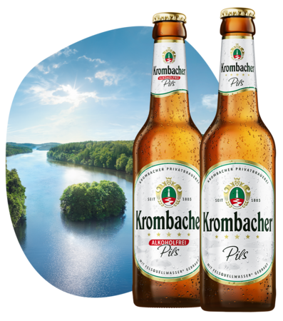 Krombacher Pils und Krombacher Alkoholfrei Pils in 0,33-l-Glasflaschen vor der Krombacher Insel.