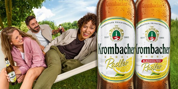 Krombacher Radler und Krombacher Radler Alkoholfrei in Glasflaschen bei einer Hängematten-Szene im Grünen.