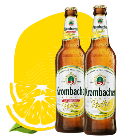 Zwei Flaschen Krombacher Radler und Krombacher Radler Alkoholfrei vor einer stilisierten Zitronenscheibe.