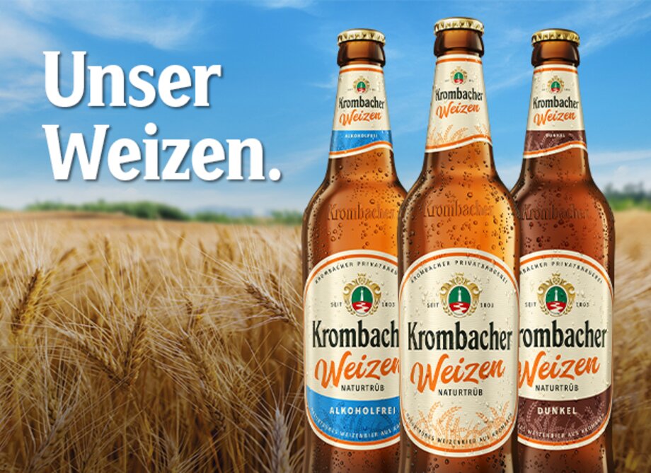 Unser Weizen: Krombacher Weizen in den Sorten Alkoholfrei, Naturtrüb und Dunkel vor einem Weizenfeld.