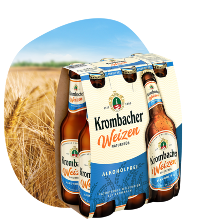 Krombacher Weizen Naturtrüb Alkoholfrei im Sixpack mit Weizenfeld im Hintergrund.