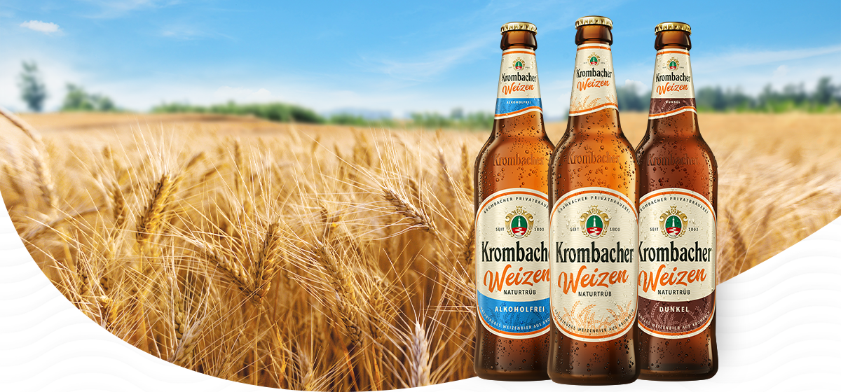 Krombacher Weizen in den Sorten Alkoholfrei, Naturtrüb und Dunkel mit Weizenfeld im Hintergrund.