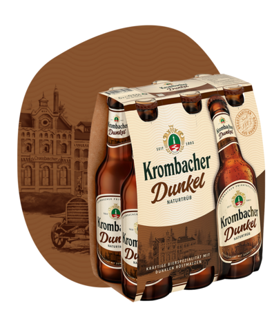 Sechserpack Krombacher Dunkel Bierflaschen vor braunem Hintergrund mit historischer Brauereigrafik.