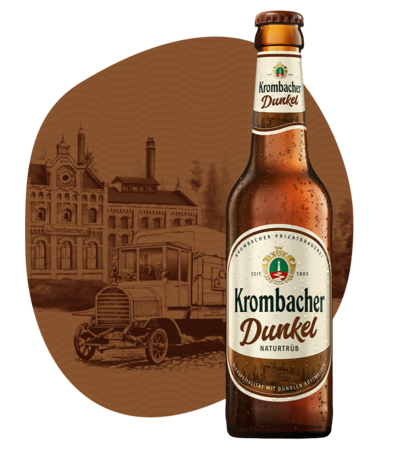 0,33 Liter Flasche Krombacher Dunkel vor braunem Hintergrund mit historischer Brauereigrafik.