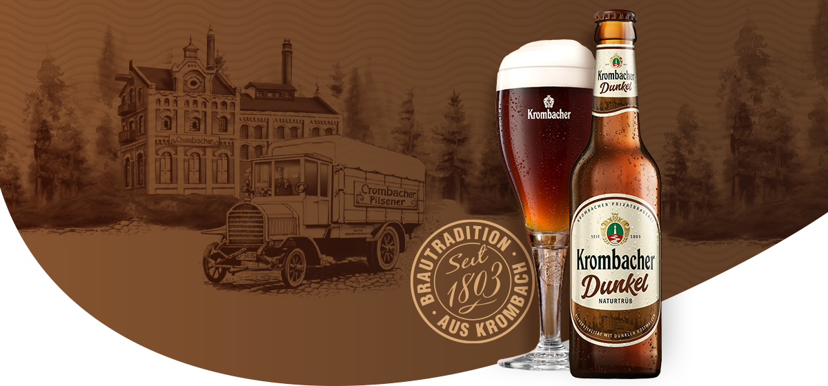 Flasche Krombacher Dunkel mit gefülltem Bierglas vor braunem Hintergrund mit historischer Brauereigrafik und Siegel.