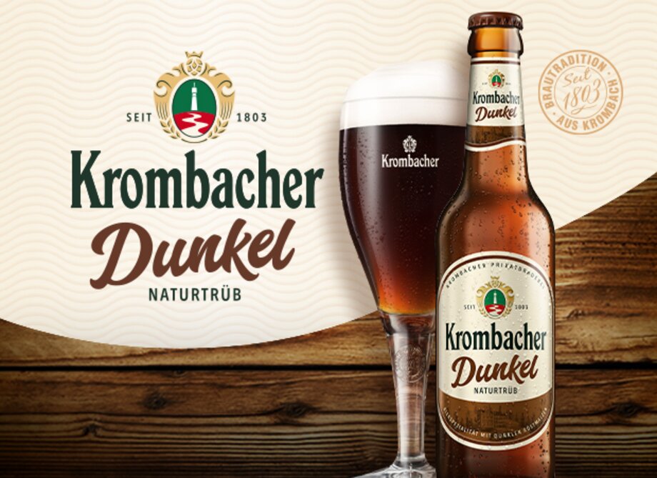 0,33 Liter Flasche und Glas mit Krombacher Dunkel naturtrüb vor hellbraunem Hintergrund mit Logo und Schriftzug.