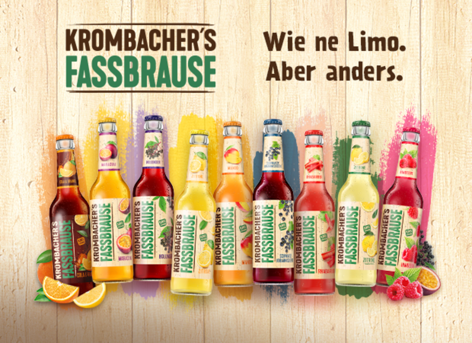 Neun Flaschen Krombacher's Fassbrause in verschiedenen Geschmacksrichtungen stehen nebeneinander.