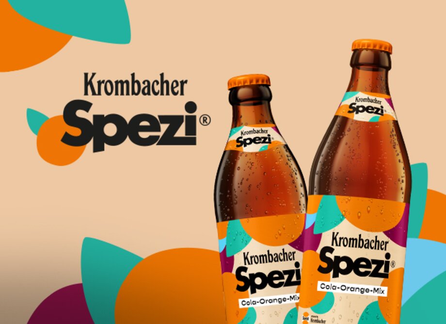 Zwei Flaschen Krombacher Spezi, stehen nebeneinander. Im Hintergrund ist das Krombacher Spezi-Logo mit bunten geometrischen Formen zu sehen.