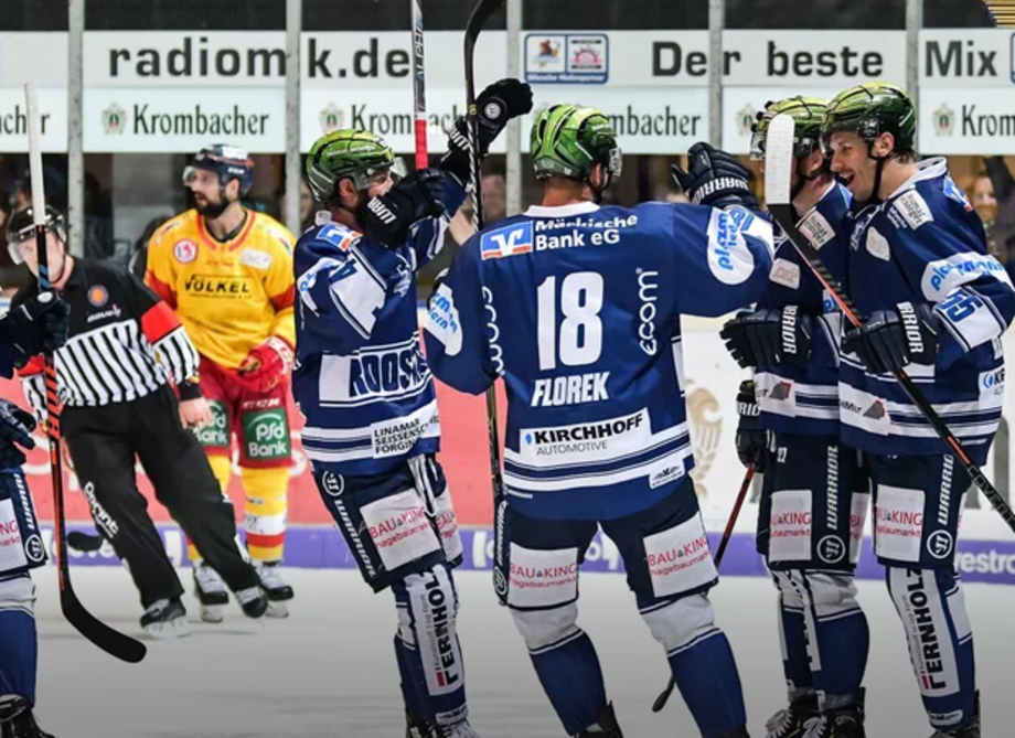 Eine Eishockeymannschaft feiert den Torerfolg.