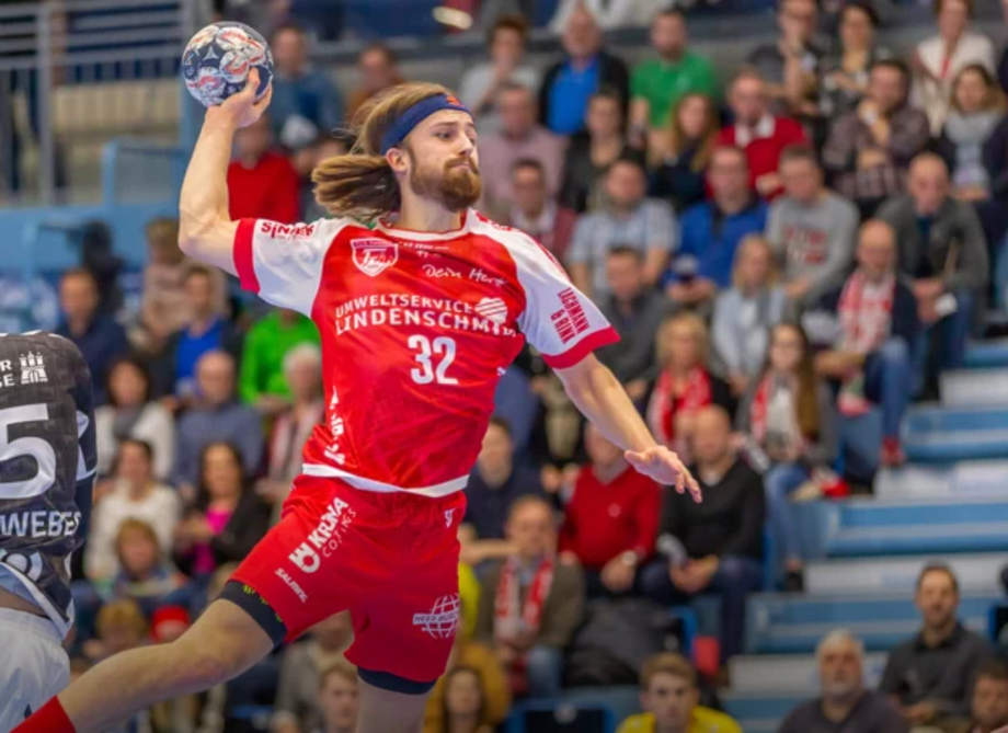 Der Kreisläufer vom TuS Ferndorf setzt zum Sprungwurf an.