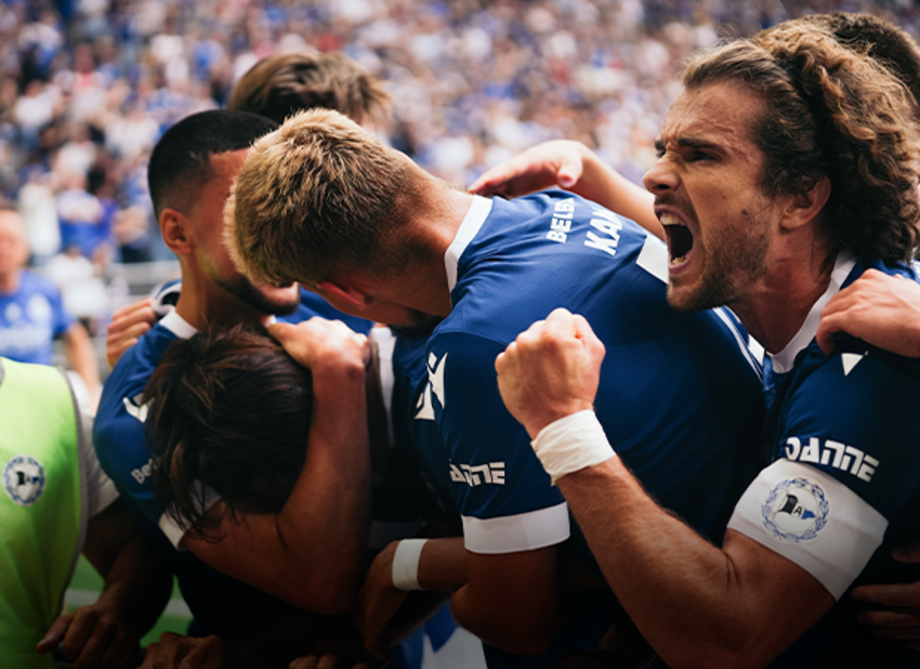 Spieler der Arminia Bielefeld feiern ein geschossenes Tor.