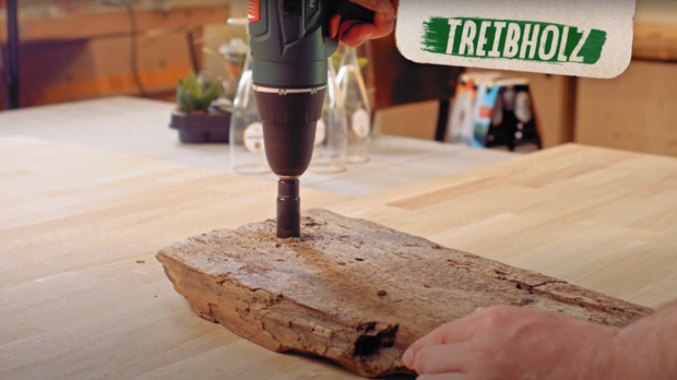 Ein Loch wird in ein Holzstück gebohrt.