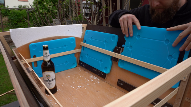 Die Innenwände des Bollerwagens werden mit großen Kühlakkus ausgestattet. 