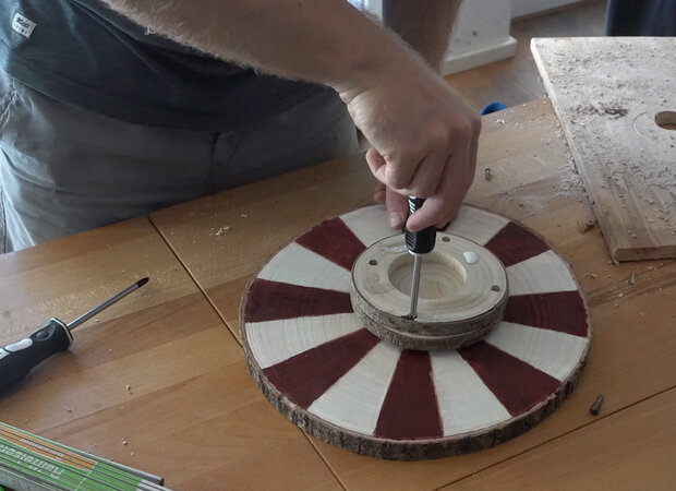 Drehscheibe ist mit weißbraunen Dreiecken angemalt.