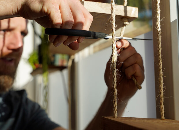 Die Kordel wird mit einer Schere durchtrennt.