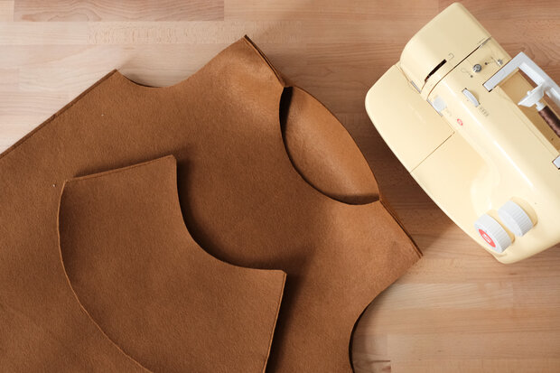 Braunen Filz ausschneiden.