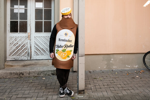 Fertiges Krombacher Naturradler Flaschenkostüm.