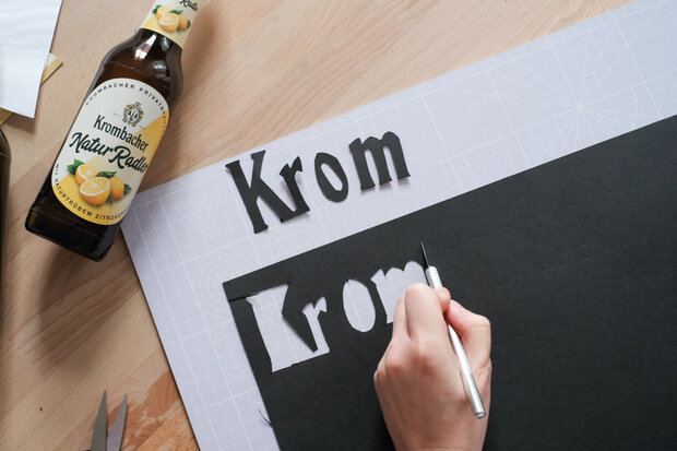 Krombacher Buchstaben in schwarz ausschneiden.