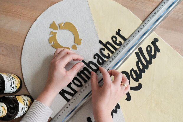 Labels werden auf riesen Etikett zusammengelegt.