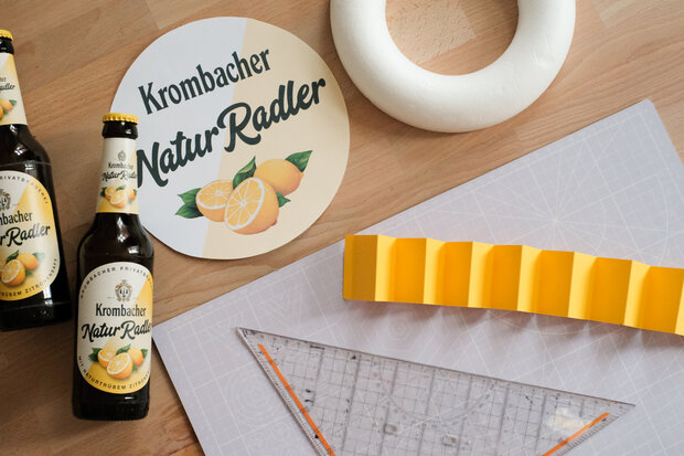 Gelbe Pappe wird fecherartig gefaltet.