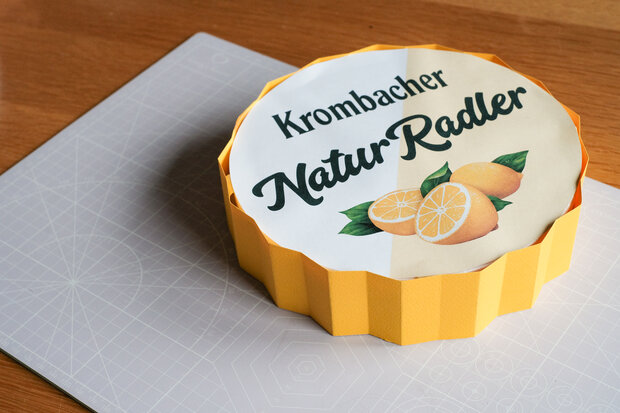 Krombacher Naturradler Kronkorken wird zusammengesetzt.