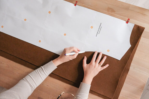 Schablone auf braunen Filzstoff für Zuschnitt.