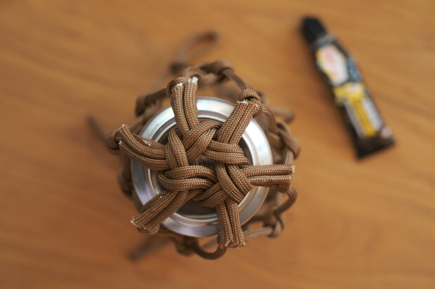 Seilenden werden gesichert und ein Henkel wird vorbereitet.