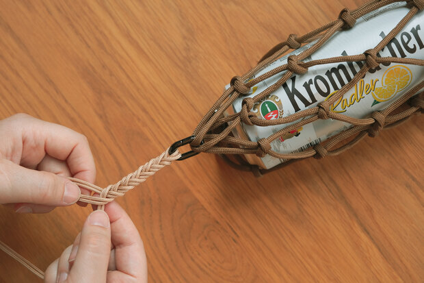 Schnur unter dem Flaschenträger wird geflochten.