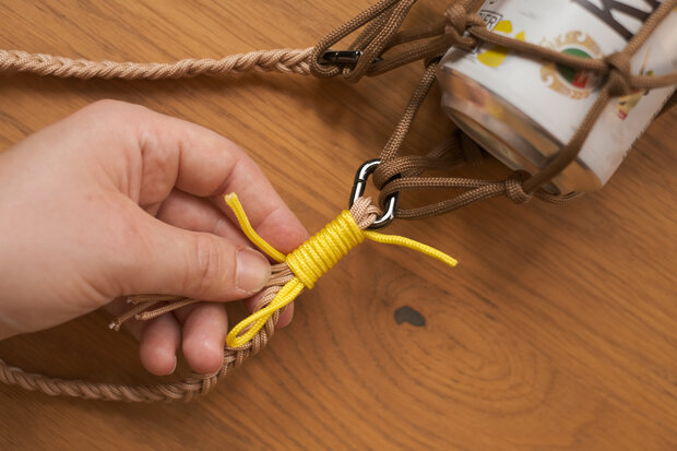 Henkel wird mit einer Schnur fixiert und genkotet.