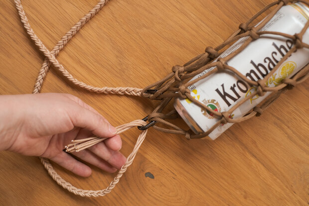 lange Schnur als Träger wird befestigt.