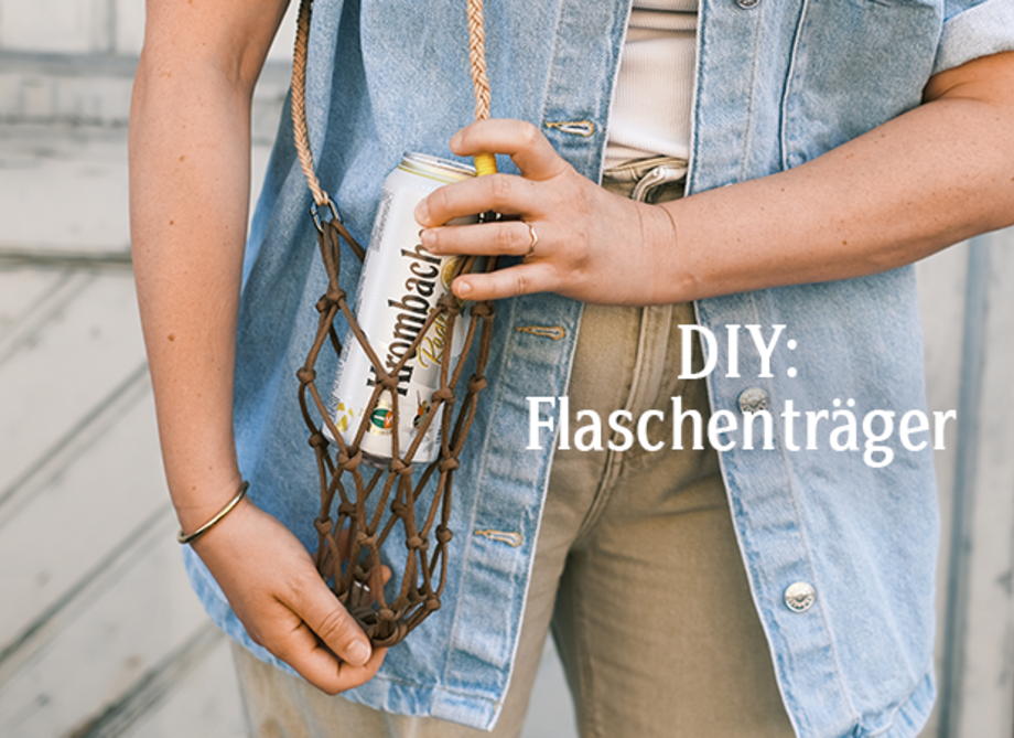 Eine Person hält eine Dose in einem handgefertigten Flaschenhalter aus Schnur. Der Text 'DIY: Flaschenträger' ist rechts im Bild sichtbar.