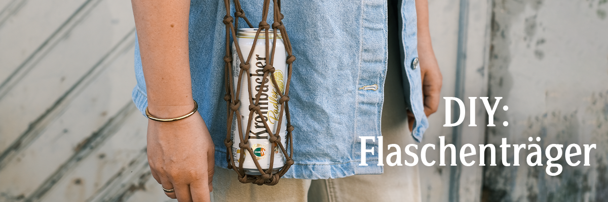 Eine Person hält eine Dose in einem handgefertigten Flaschenhalter aus Schnur. Der Text 'DIY: Flaschenträger' ist rechts im Bild sichtbar.