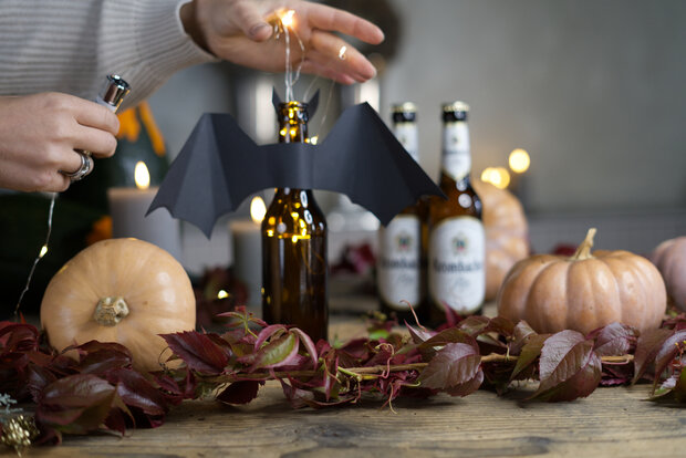 Die Fledermausflasche wird mit einer Lichterkette dekoriert.