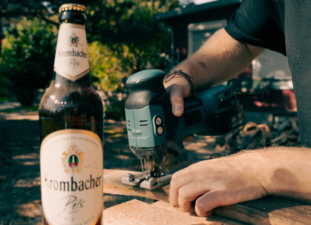 Die Daube wird gekürzt mit einer Stichsäge.