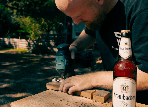 Holzstück wird mit einer Stichsäge geschnitten.